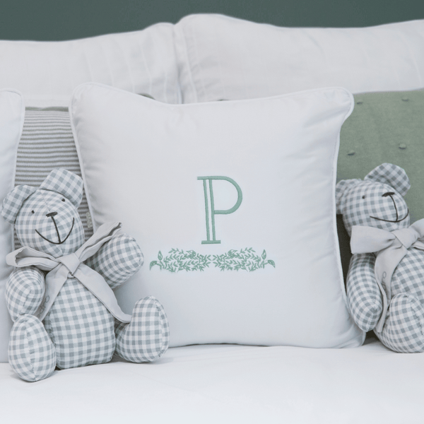 Almofada Decorativa Quadrada Percal 300 Fios Personalizada Origem Aime (Escolha a inicial do seu bebê)
